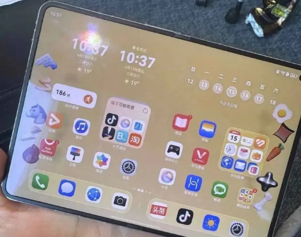Huawei Pura X Max open in tablet mode