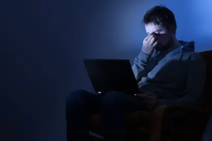 blue light sensitivity causes sy