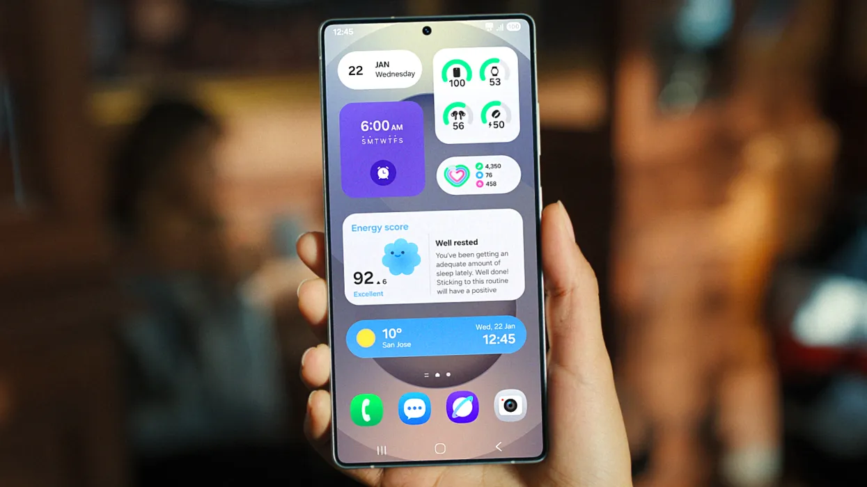 hand holding a galaxy s smartpho