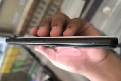 Swollen battery breaks the displ